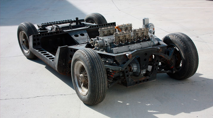 1965年のトリノオートショーに展示したP400のシャーシ