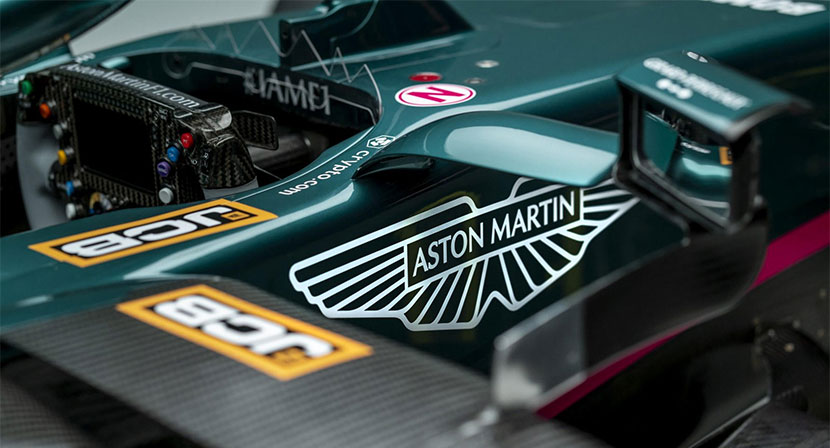 F1マシンに表示されるアストンマーティンのロゴ