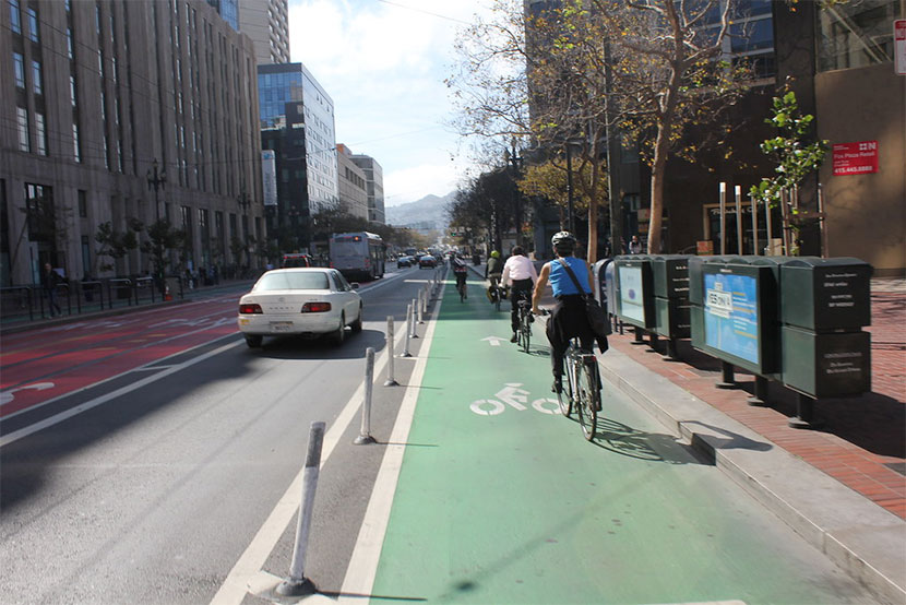 サンフランシスコ市内に設けられた自転車専用レーン (eスクーターも利用可能)