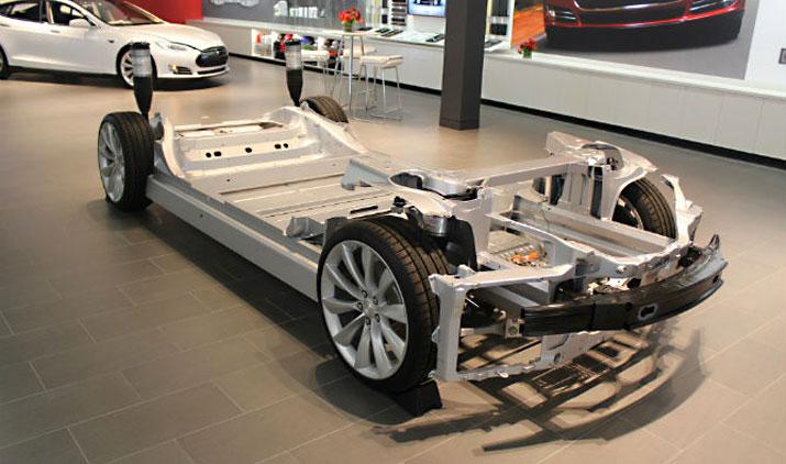 Teslaのディーラーに表示されるスケルトンモデル。構成するパーツが少なくとてもシンプル