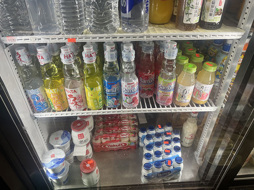サンフランシスコのアジア系スーパー店舗内のドリンクコーナー
