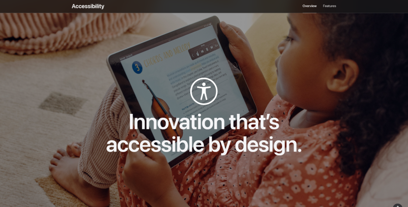 タブレットを手に持ち、アクセシブルな電子書籍を読んでいる子どもと、『Innovation that's accessible by design.』というキャッチフレーズが表示された画像。