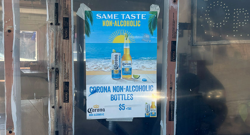 ビーチサイドのメキシコ系レストランに貼られたコロナによるノンアルビールのポスター
