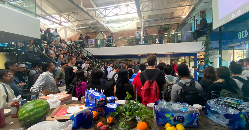 立ち見が出るほど多くの参加者でにぎわうサンフランシスコのAIイベント会場。吹き抜けの明るい空間で、熱気あふれるコミュニティの雰囲気が伝わる。