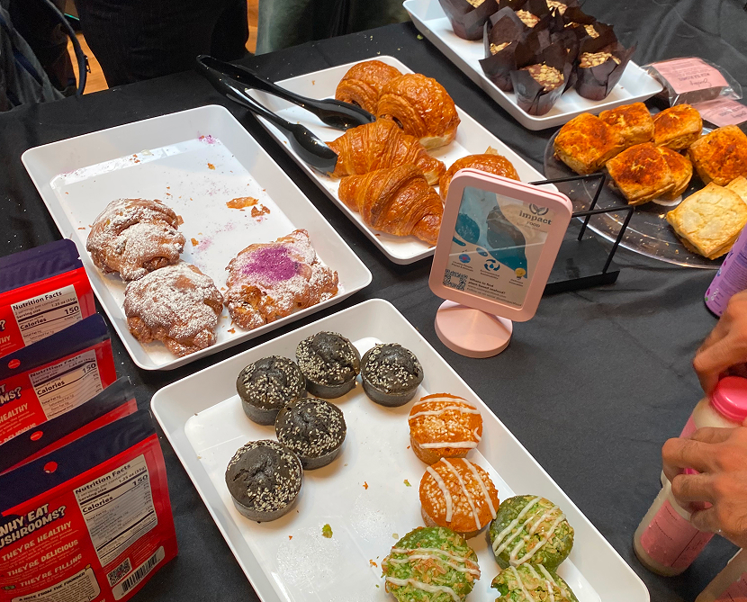 イベントの軽食コーナーに並ぶカラフルなペストリーやスイーツ。黒ごまマフィンや抹茶風味のドーナツなど、見た目も楽しいメニューが並ぶ。