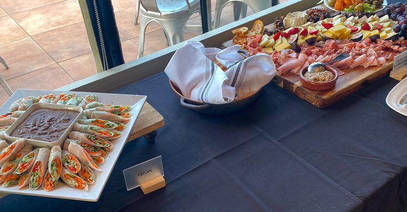ビーガンロールやチーズ・生ハム・フルーツを盛り合わせたケータリング料理。多様な食文化に配慮したサンフランシスコらしいラインナップ。