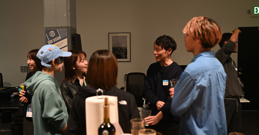 ネットワーキング中の参加者たちが笑顔で会話する様子。サンフランシスコらしいリラックスした雰囲気。