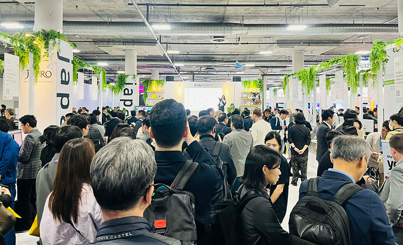 多くの人々で賑わう Japan パビリオン